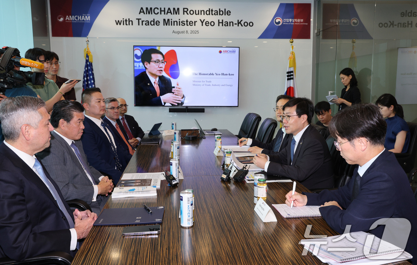 (서울=뉴스1) 신웅수 기자 = 여한구 산업통상자원부 통상교섭본부장이 8일 오후 서울 여의도 주한미국상공회의소(암참)에서 열린 간담회에서 제임스 김 암참 회장과 대화하고 있다. 2 …