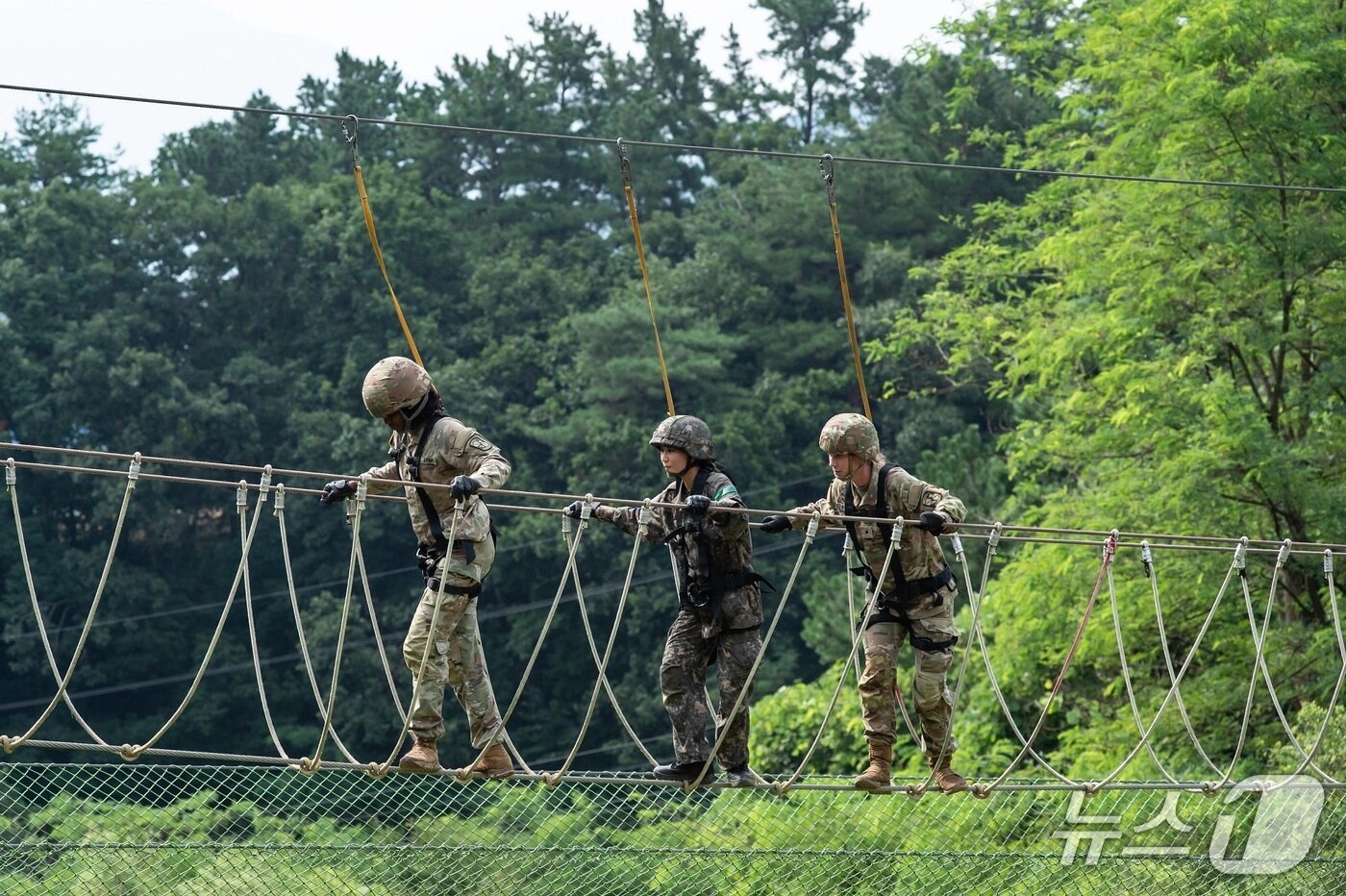 본문 이미지 - 육군은 7일과 8일 이틀간 충북 괴산 육군학생군사학교에서 &#39;한미 ROTC 사관후보생 동반훈련&#39;을 진행했다.&#40;육군학생군사학교 제공, 재판매 및 DB금지&#41;/뉴스1