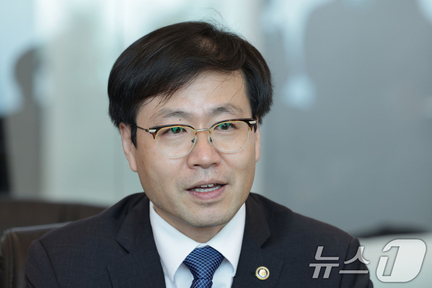 (서울=뉴스1) 신웅수 기자 = 여한구 산업통상자원부 통상교섭본부장이 8일 오후 서울 여의도 주한미국상공회의소(암참)에서 열린 간담회에서 제임스 김 암참 회장과 대화하고 있다. 2 …
