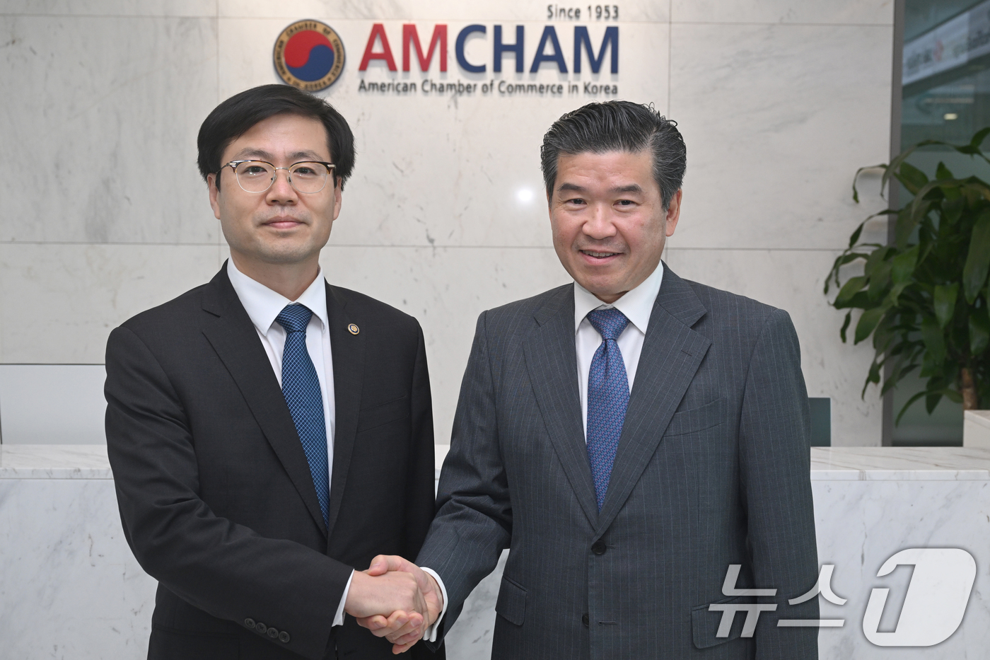 (서울=뉴스1) 신웅수 기자 = 여한구 산업통상자원부 통상교섭본부장이 8일 오후 서울 여의도 주한미국상공회의소(암참)에서 열린 간담회에 참석하며 제임스 김 회장과 악수하고 있다. …