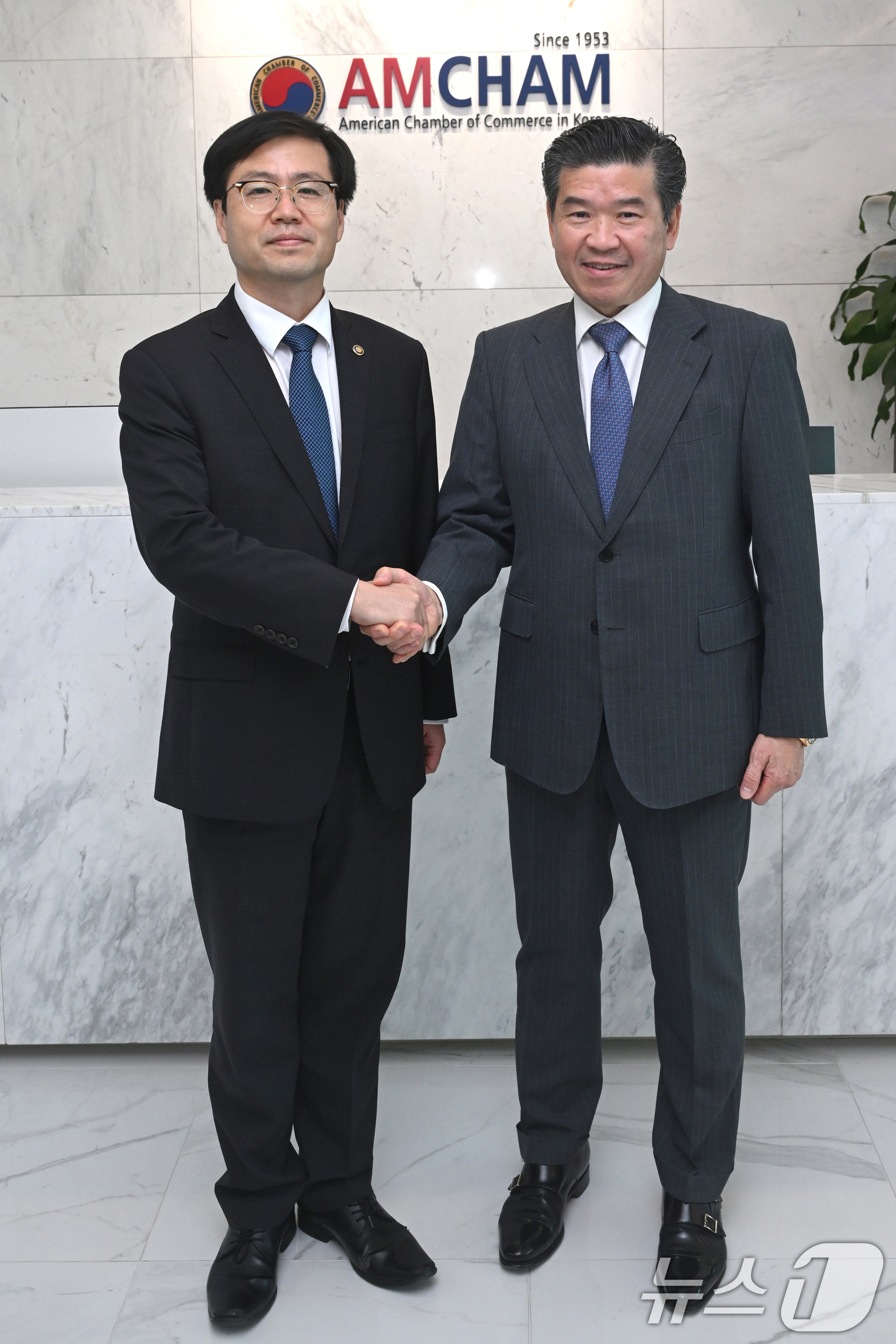 (서울=뉴스1) 신웅수 기자 = 여한구 산업통상자원부 통상교섭본부장이 8일 오후 서울 여의도 주한미국상공회의소(암참)에서 열린 간담회에 참석하며 제임스 김 회장과 악수하고 있다. …