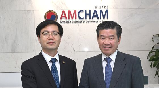 암참 회장과 인사하는 여한구 본부장