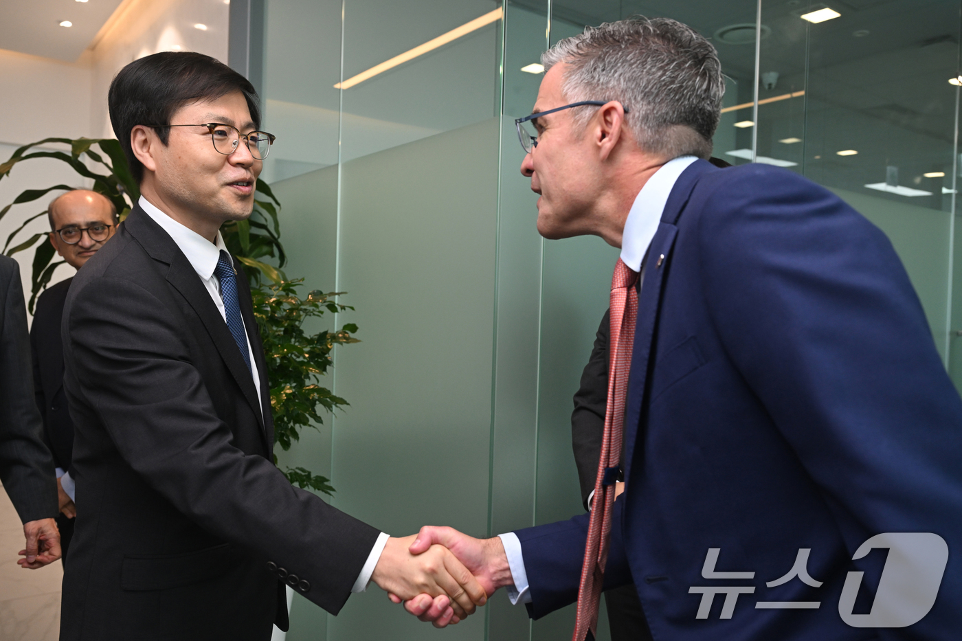 (서울=뉴스1) 신웅수 기자 = 여한구 산업통상자원부 통상교섭본부장이 8일 오후 서울 여의도 주한미국상공회의소(암참)에서 열린 간담회에 참석하며 참석자들과 인사하고 있다. (공동취 …