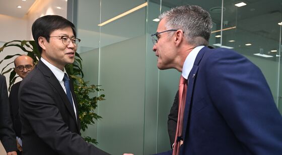 인사 나누는 여한구 통상교섭본부장