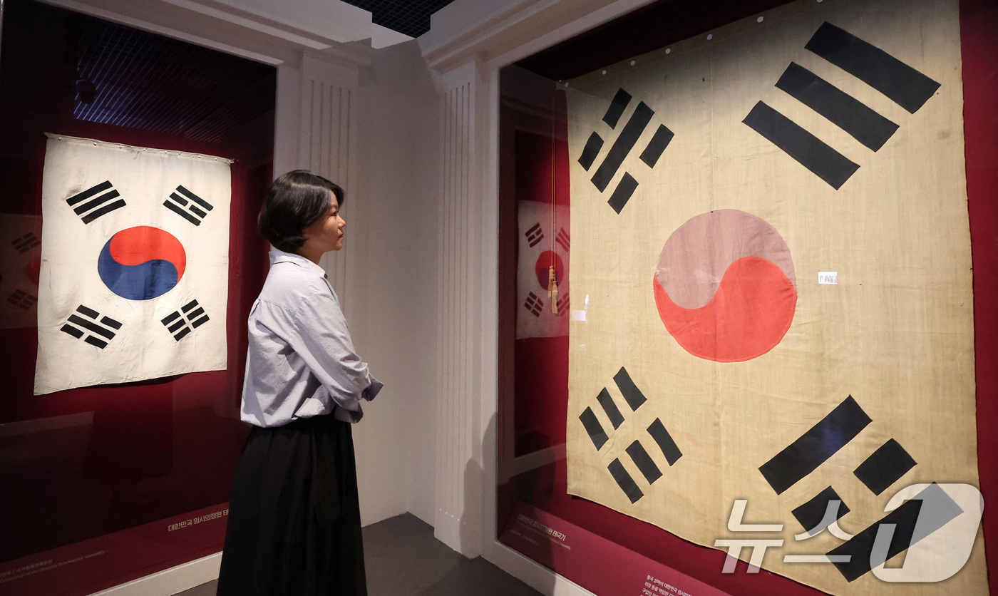 (서울=뉴스1) 김성진 기자 = 8일 서울 종로구 대한민국역사박물관에서 열린 광복 80주년 기념 특별전 '태극기, 함께해 온 나날들'을 찾은 시민들이 전시를 관람하고 있다. 202 …