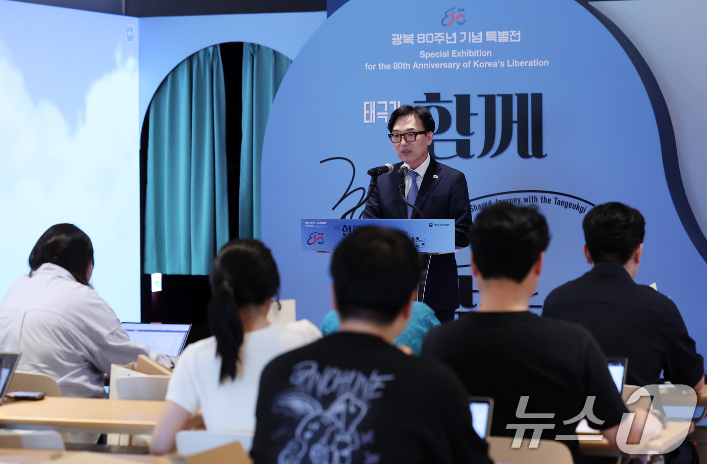 (서울=뉴스1) 김성진 기자 = 한수 대한민국역사박물관 관장이 8일 서울 종로구 대한민국역사박물관에서 열린 광복 80주년 기념 특별전 '태극기, 함께해 온 나날들'에서 인사말을 하 …