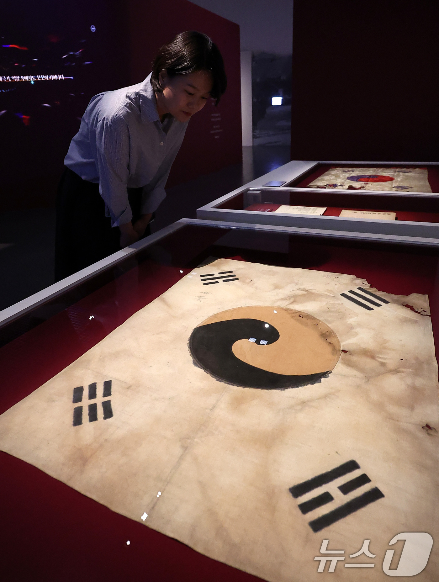 (서울=뉴스1) 김성진 기자 = 8일 서울 종로구 대한민국역사박물관에서 열린 광복 80주년 기념 특별전 '태극기, 함께해 온 나날들'을 찾은 시민들이 전시를 관람하고 있다. 202 …