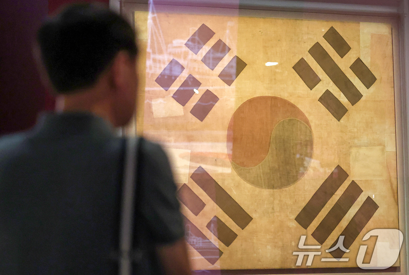 (서울=뉴스1) 김성진 기자 = 8일 서울 종로구 대한민국역사박물관에서 열린 광복 80주년 기념 특별전 '태극기, 함께해 온 나날들'을 찾은 시민들이 전시를 관람하고 있다. 202 …