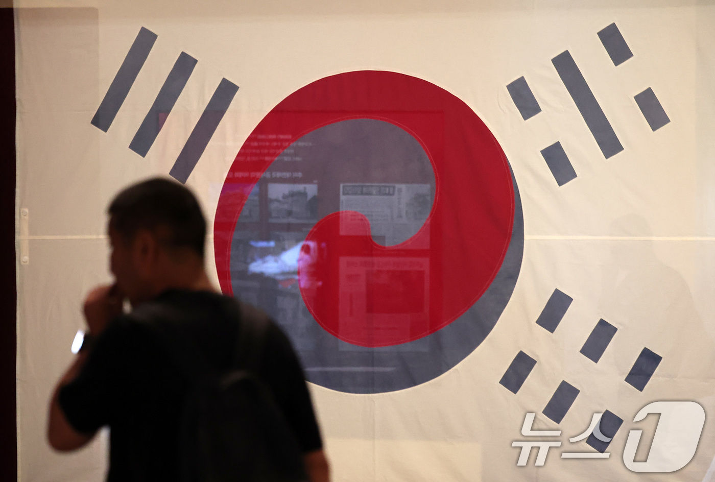 (서울=뉴스1) 김성진 기자 = 8일 서울 종로구 대한민국역사박물관에서 열린 광복 80주년 기념 특별전 '태극기, 함께해 온 나날들'을 찾은 시민들이 전시를 관람하고 있다. 202 …