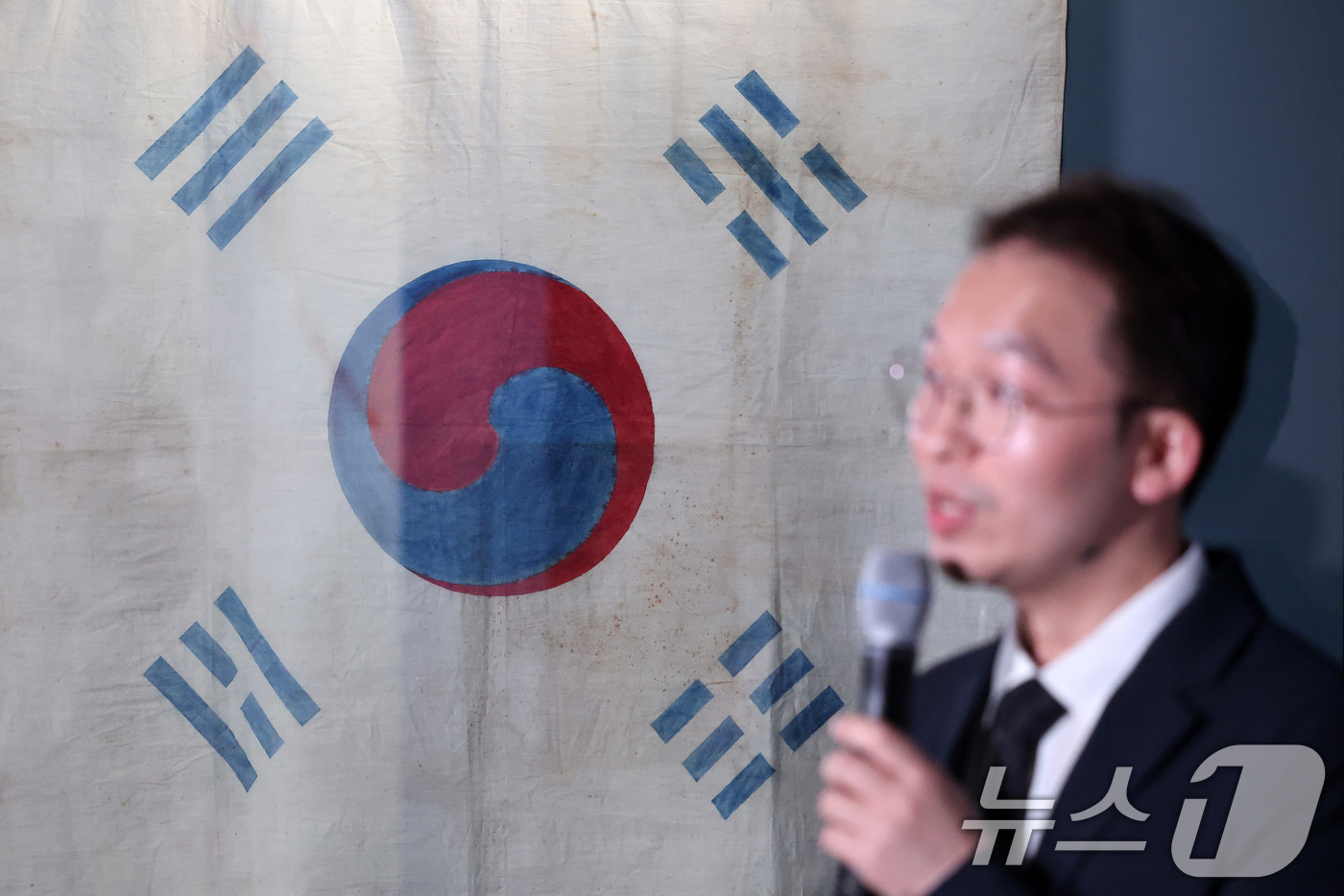 (서울=뉴스1) 김성진 기자 = 8일 서울 종로구 대한민국역사박물관에서 열린 광복 80주년 기념 특별전 '태극기, 함께해 온 나날들'에서 관계자가 태극기에 대한 설명을 하고 있다. …