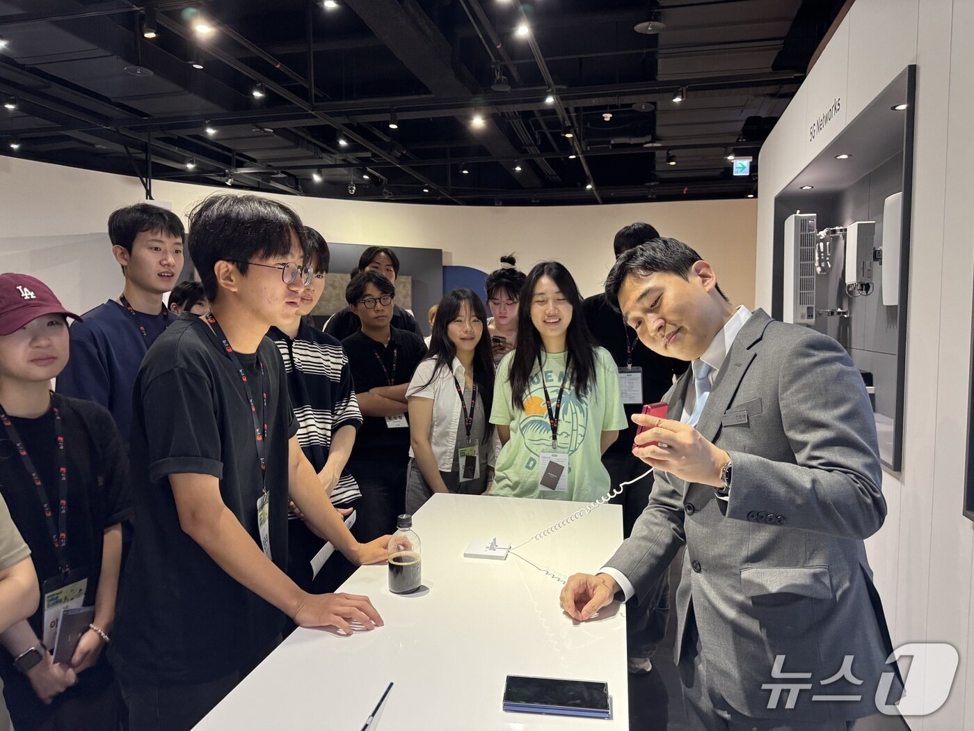 본문 이미지 - ‘2025 뉴스1 대학생 미래포럼’에 참석한 30여명의 대학생들이 8일 삼성이노베이션 뮤지엄을 방문했다. ⓒ 뉴스1 /윤주현 기자