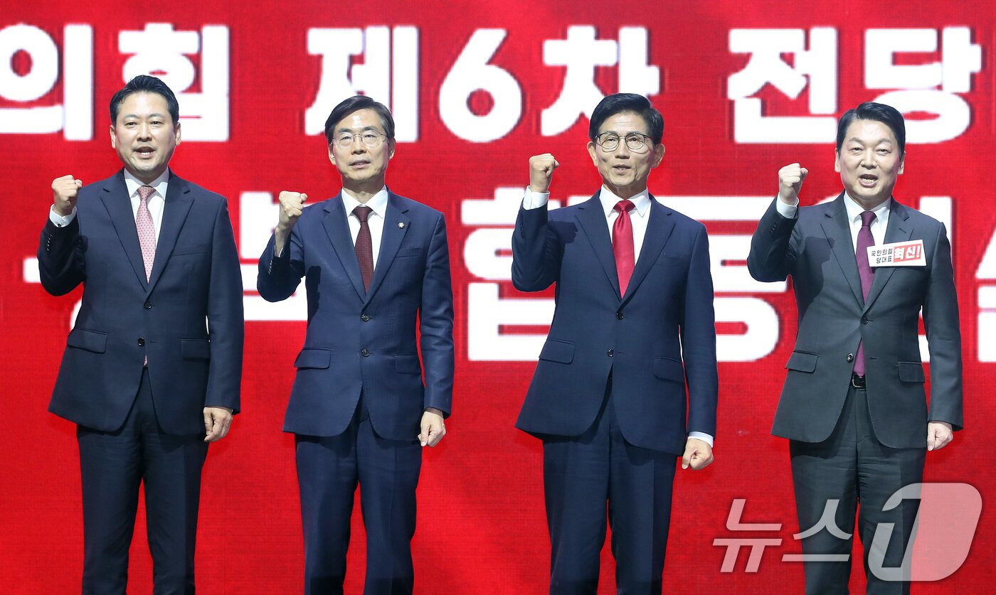 본문 이미지 - 국민의힘 당 대표 본경선에 진출한 장동혁·조경태·김문수·안철수 후보&#40;왼쪽부터&#41;가 8일 오후 대구 북구 엑스코&#40;EXCO&#41;에서 열린 국민의힘 제6차 전당대회 대구·경북 합동연설회에서 인사하고 있다. 2025.8.8/뉴스1 ⓒ News1 공정식 기자