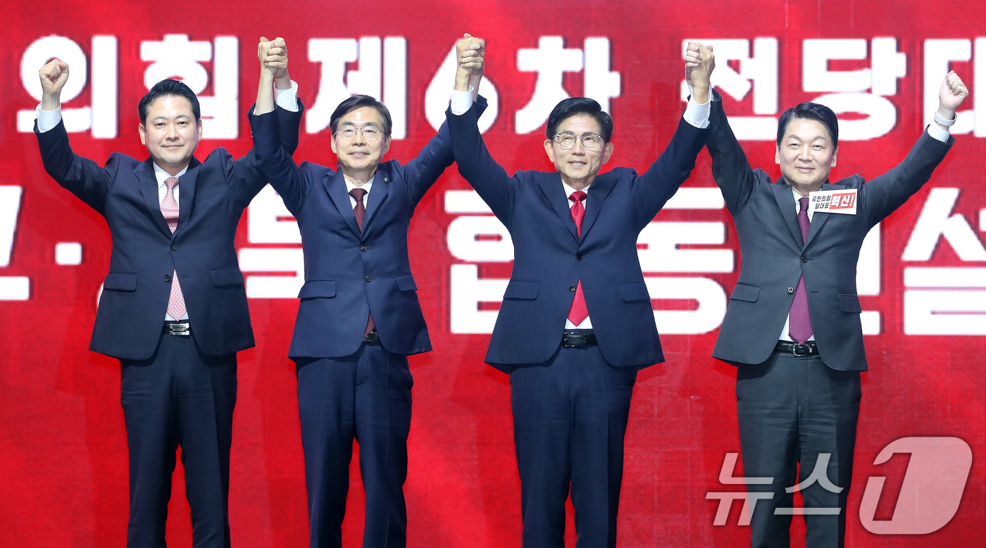 (대구=뉴스1) 공정식 기자 = 국민의힘 당 대표 본경선에 진출한 장동혁·조경태·김문수·안철수 후보(왼쪽부터)가 8일 오후 대구 북구 엑스코(EXCO)에서 열린 국민의힘 제6차 전 …