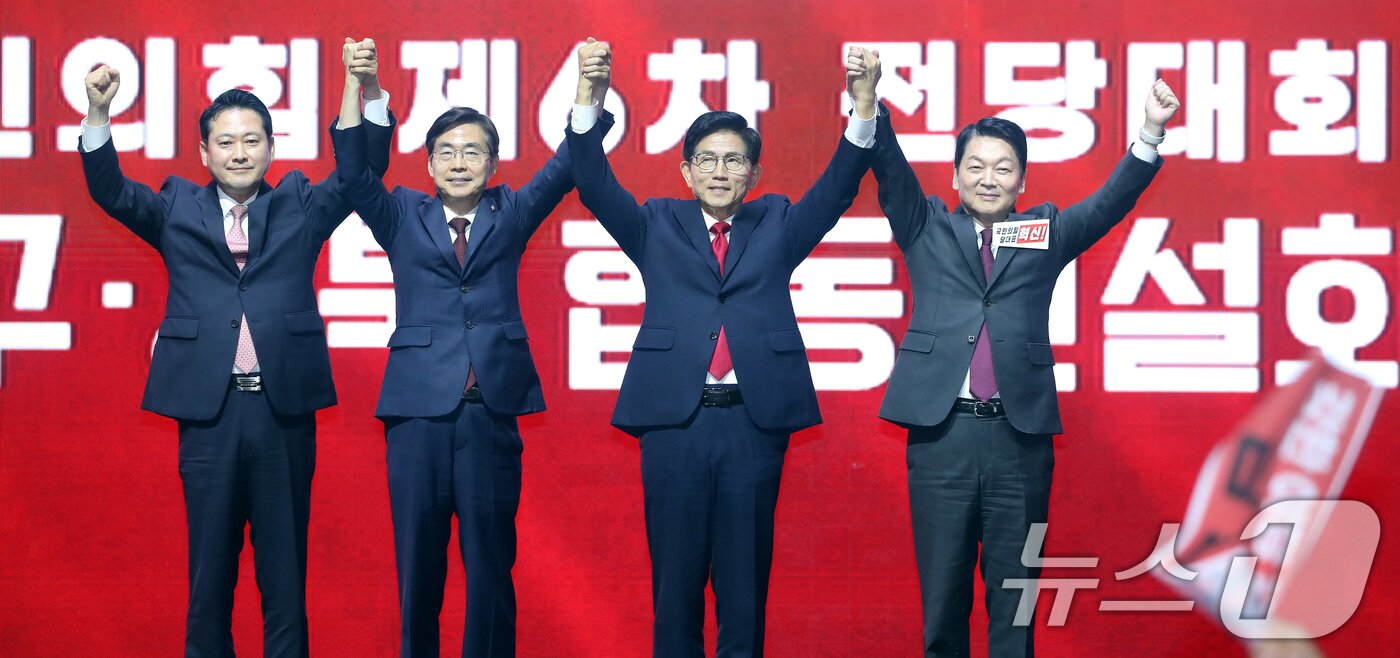 본문 이미지 - 국민의힘 당 대표 본경선에 진출한 장동혁·조경태·김문수·안철수 후보(왼쪽부터)가 8일 오후 대구 북구 엑스코(EXCO)에서 열린 국민의힘 제6차 전당대회 대구·경북 합동연설회에서 인사하고 있다. 2025.8.8/뉴스1 ⓒ News1 공정식 기자