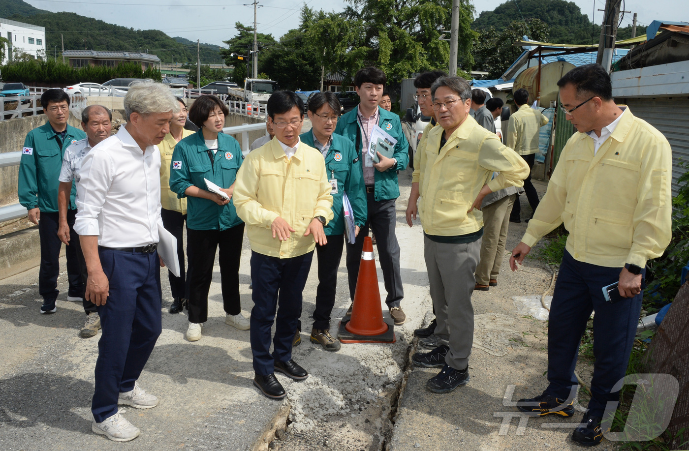 (광주=뉴스1) 이승현 기자 = 박병규 광주 광산구청장이 8일 오전 강기정 광주시장과 함께 특별재난지역으로 선포된 어룡동을 찾아 폭우 피해 현장을 살피고 있다. (광산구 제공. 재 …