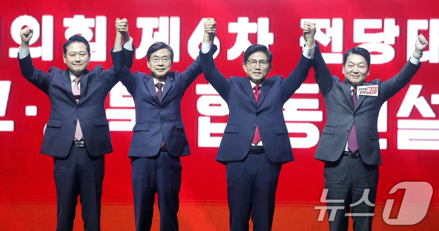 본문 이미지 - 국민의힘 당 대표 본경선에 진출한 장동혁·조경태·김문수·안철수 후보(왼쪽부터)가 8일 오후 대구 북구 엑스코(EXCO)에서 열린 국민의힘 제6차 전당대회 대구·경북 합동연설회에서 인사하고 있다. 2025.8.8/뉴스1 ⓒ News1 공정식 기자
