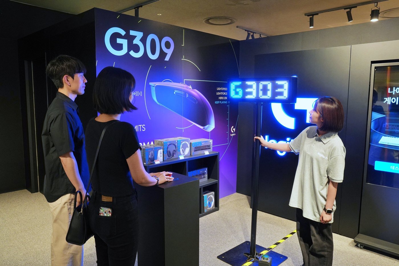 본문 이미지 - 잠실 에비뉴엘 지하1층 &#39;샥즈 X 로지텍&#39; 팝업스토어에서 고객이 제품을 구경하고 있다. &#40;롯데백화점 제공&#41;.