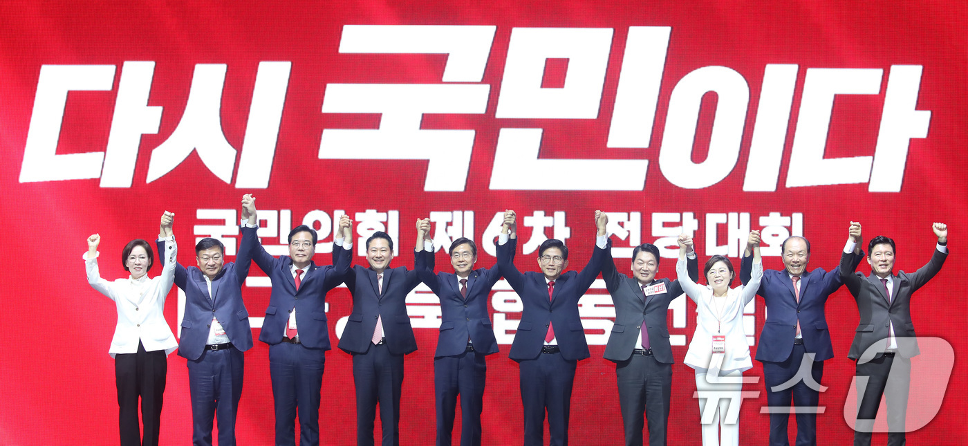 (대구=뉴스1) 공정식 기자 = 8일 오후 대구 북구 엑스코(EXCO)에서 열린 국민의힘 제6차 전당대회 대구·경북 합동연설회에서 당대표 후보와 주요당직자가 인사하고 있다. 왼쪽부 …