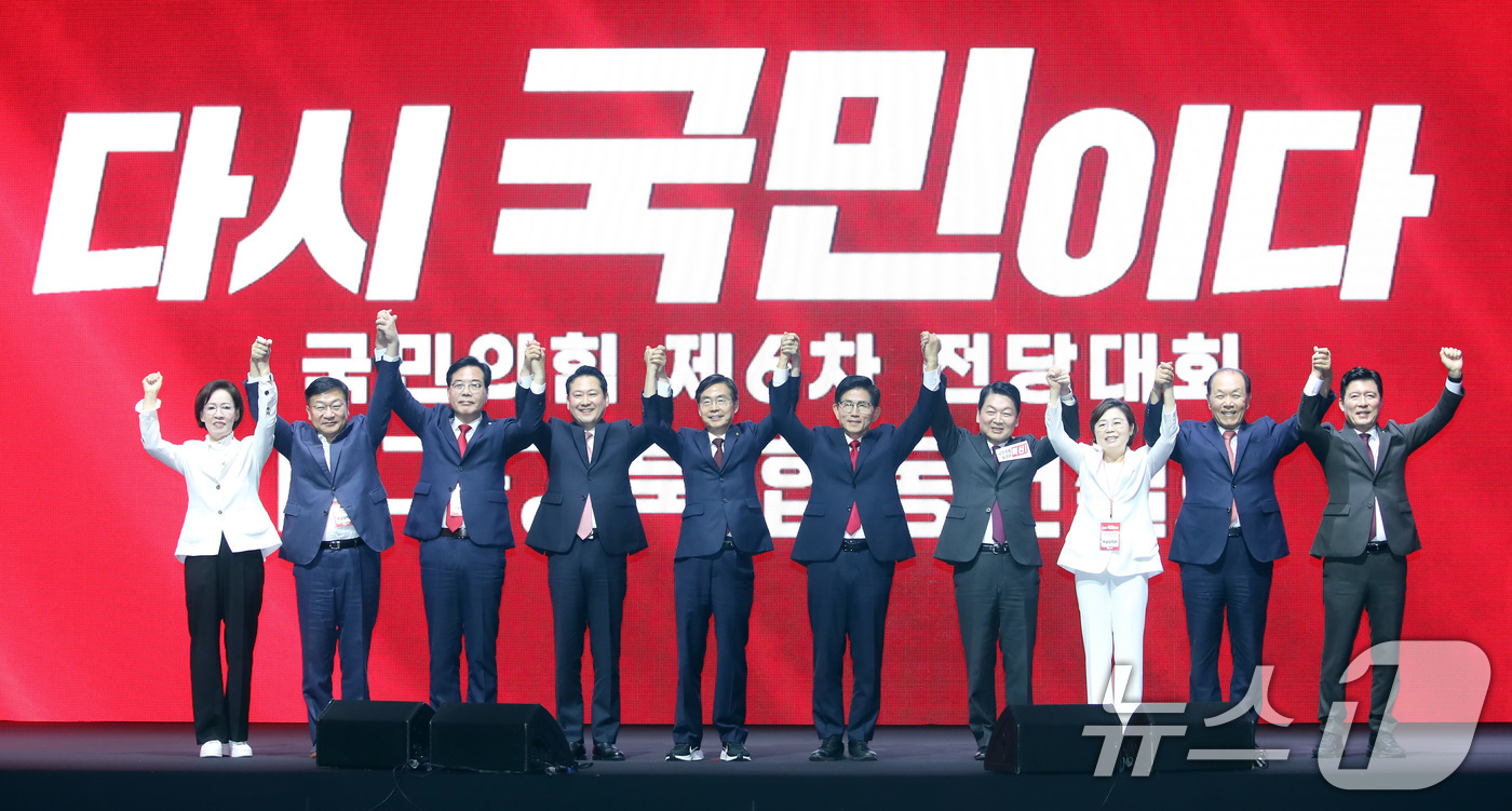 (대구=뉴스1) 공정식 기자 = 8일 오후 대구 북구 엑스코(EXCO)에서 열린 국민의힘 제6차 전당대회 대구·경북 합동연설회에서 당대표 후보와 주요당직자가 인사하고 있다. 왼쪽부 …