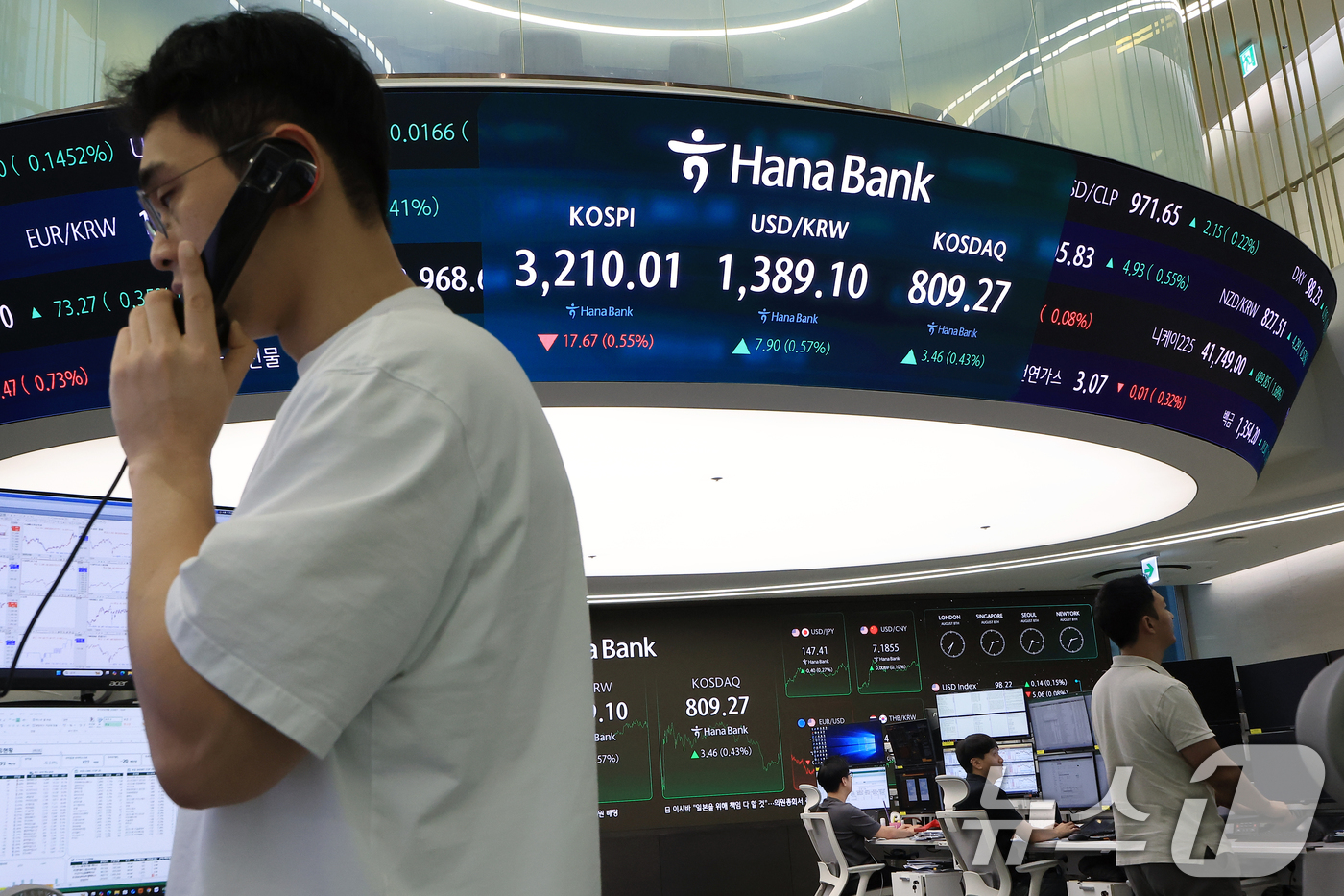 (서울=뉴스1) 박정호 기자 = 외국인과 기관이 매도세를 보인 8일 오후 서울 중구 하나은행 본점 딜링룸 전광판에 증시가 표시되고 있다.이날 코스피는 전 거래일 대비 17.67포인 …