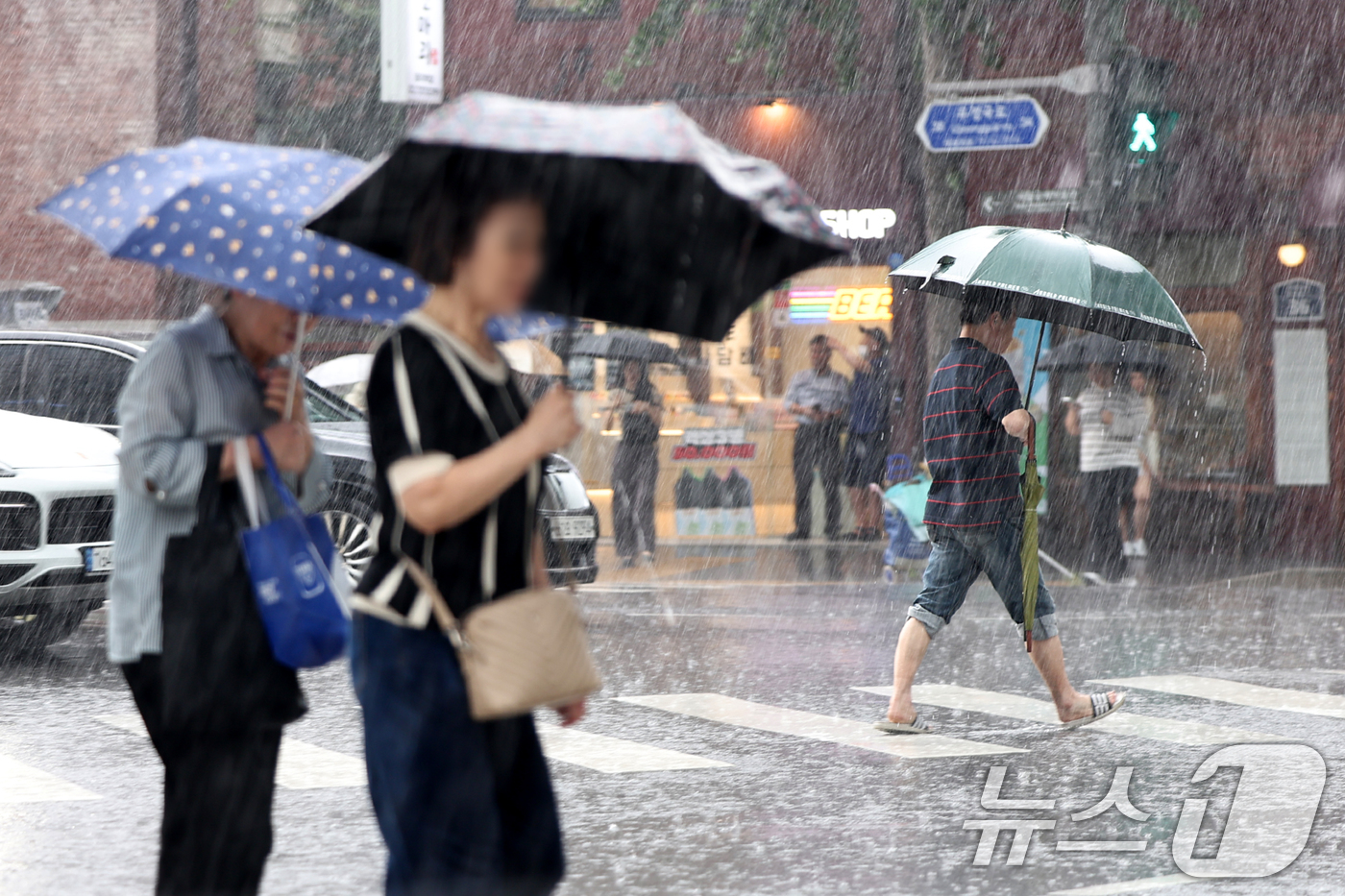 (서울=뉴스1) 민경석 기자 = 소나기가 쏟아진 8일 오후 서울 종로구 일대에서 우산을 쓴 시민들이 발걸음을 재촉하고 있다. 2025.8.8/뉴스1