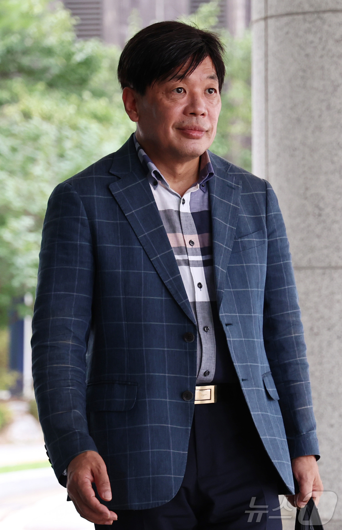 (서울=뉴스1) 구윤성 기자 = 조선호 전 경기도소방재난본부장이 8일 오전 내란특검이 자리한 서울 서초동 서울고등검찰청에서 참고인 조사를 받기 위해 출석하고 있다. 2025.8.8 …