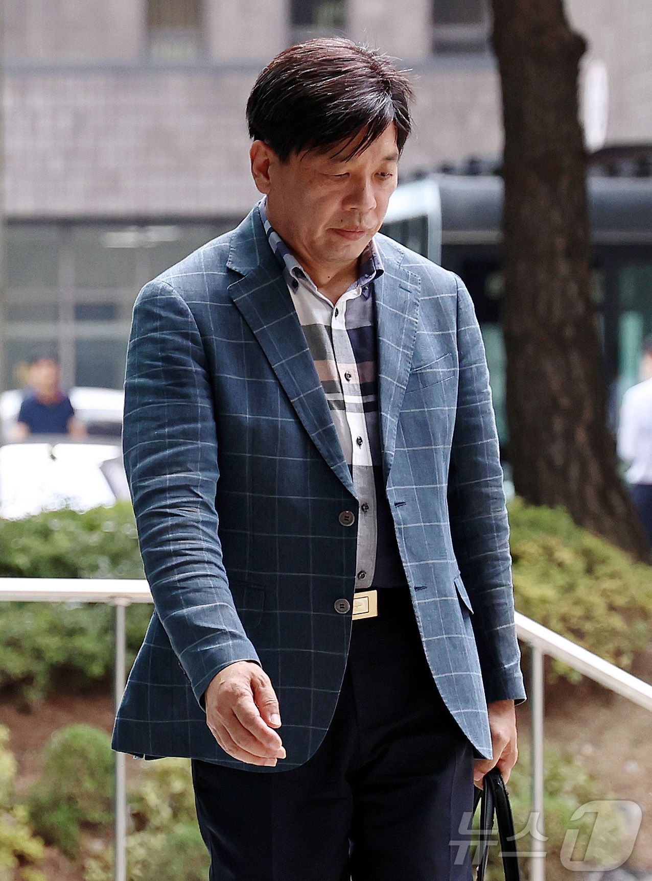 (서울=뉴스1) 구윤성 기자 = 조선호 전 경기도소방재난본부장이 8일 오전 내란특검이 자리한 서울 서초동 서울고등검찰청에서 참고인 조사를 받기 위해 출석하고 있다. 2025.8.8 …