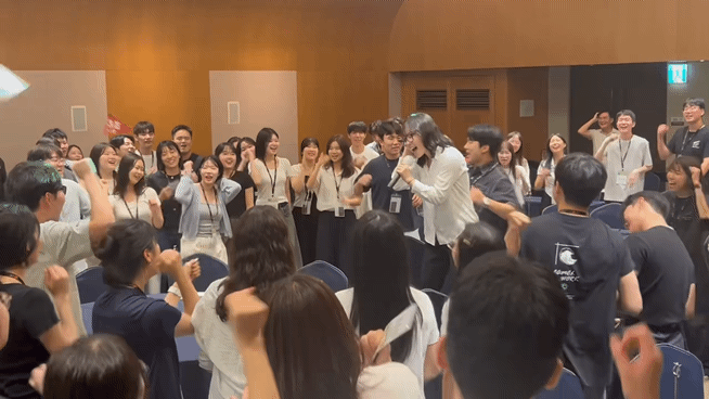 본문 이미지 -  7일 경기 광주시 곤지암리조트에서 뉴스1 대학생 미래캠프 첫날 마지막 일정으로 레크리에이션이 진행됐다. 한 여성 참가자가 소찬휘의 &#39;Tears&#39;를 라이브로 소화하자 장내는 더욱 뜨거워졌다. 2025.8.7/뉴스1 ⓒ News1 문대현 기자