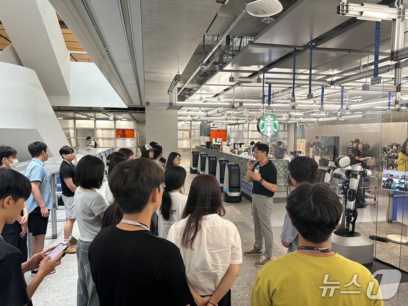 본문 이미지 -  8일 경기 성남시 소재 네이버 제2 사옥을 견학 중인 뉴스1 대학생 미래캠프 참가자들. 2025.8.8/뉴스1 ⓒ News1