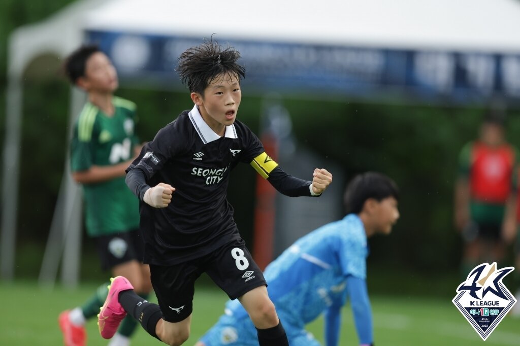 본문 이미지 - 현역 시절 아버지의 플레이를 닮은 김건우 &#40;한국프로축구연맹 제공&#41;