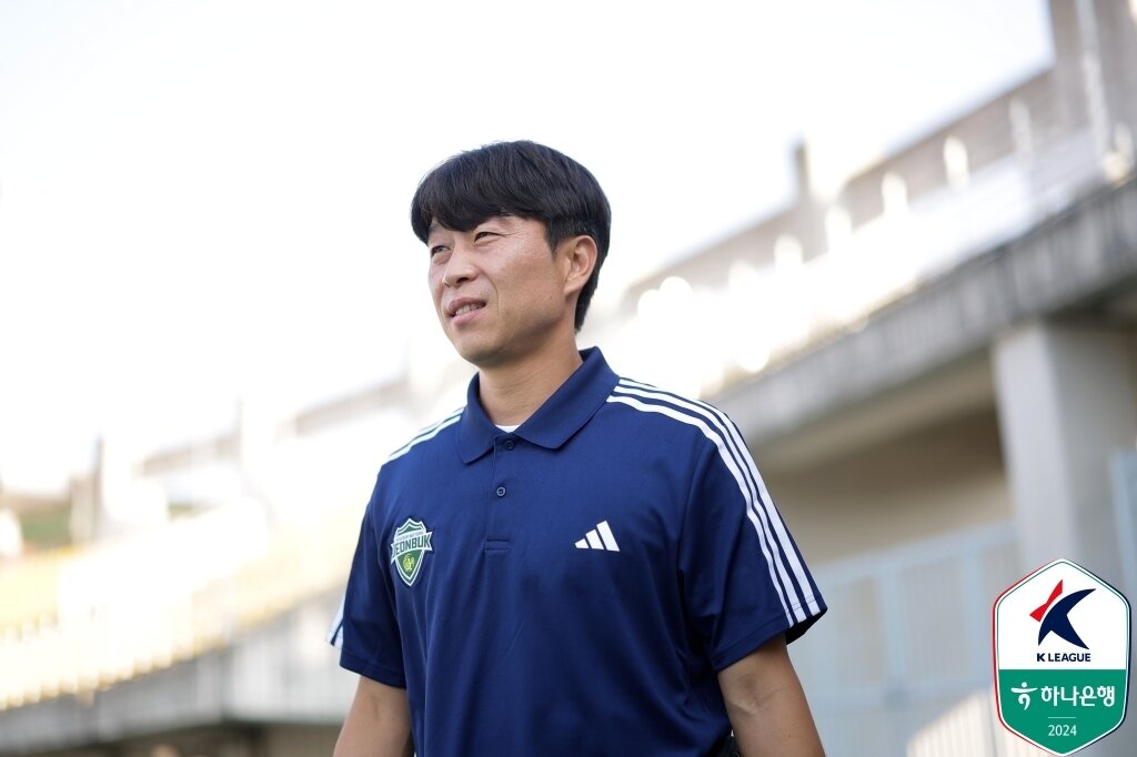 본문 이미지 - 축구 선수의 길이 쉽지 않다는 것을 잘 아는 아버지 김두현은, 지금은 그저 즐거운 마음으로 운동 하길 바란다는 뜻을 전했다. &#40;한국프로축구연맹 제공&#41;