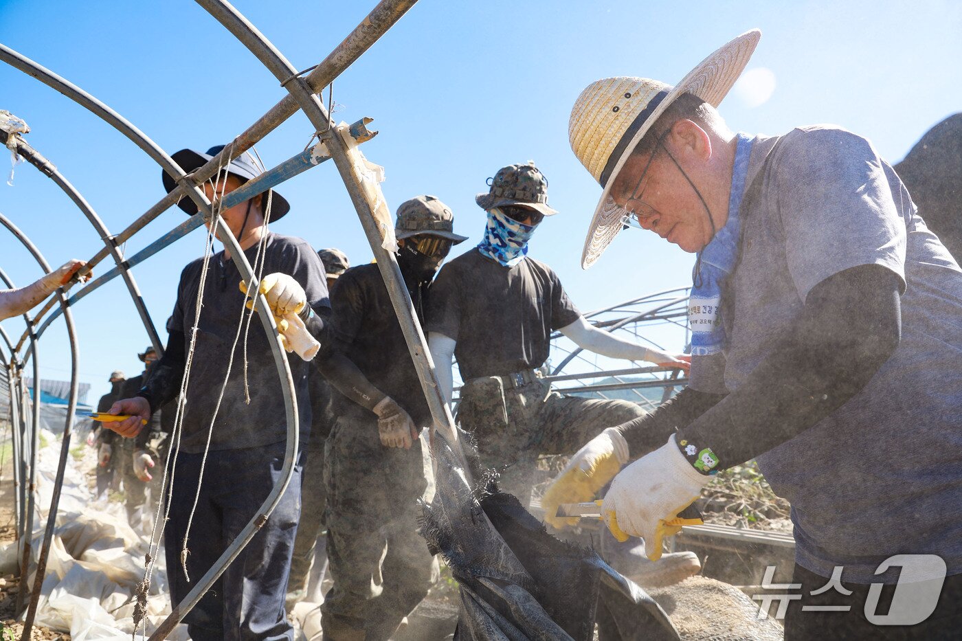 본문 이미지 - 이승화 산청군수가 수해 현장에서 복구 작업을 하고 있다&#40;산청군 제공. 재판매 및 DB금지&#41;.