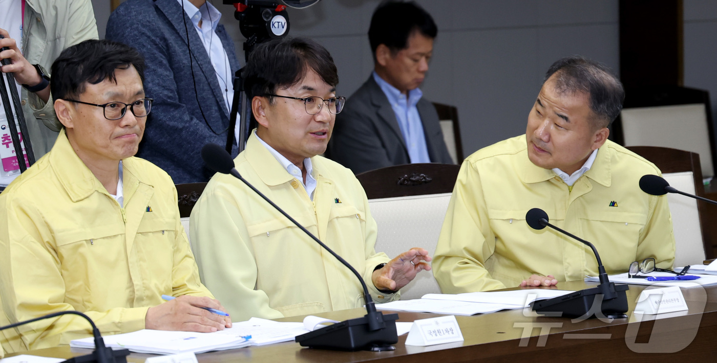 (세종=뉴스1) 김기남 기자 = 8일 오후 세종시 정부세종청사에서 열린 국가테러대책위원회에 참석한 김광용 행정안전부 재난안전관리본부장(가운데)과 신상균 국무조정실 대테러센터장(오른 …