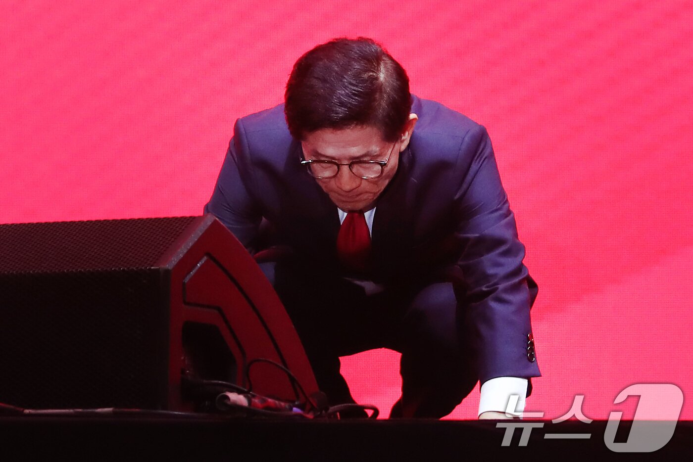 본문 이미지 - 김문수 국민의힘 당 대표 후보가 8일 오후 대구 북구 엑스코에서 열린 국민의힘 제6차 전당대회 대구·경북 합동연설회에서 정견발표 도중 대선 패배에 대해 사과하며 큰절하고 있다. 2025.8.8/뉴스1 ⓒ News1 공정식 기자