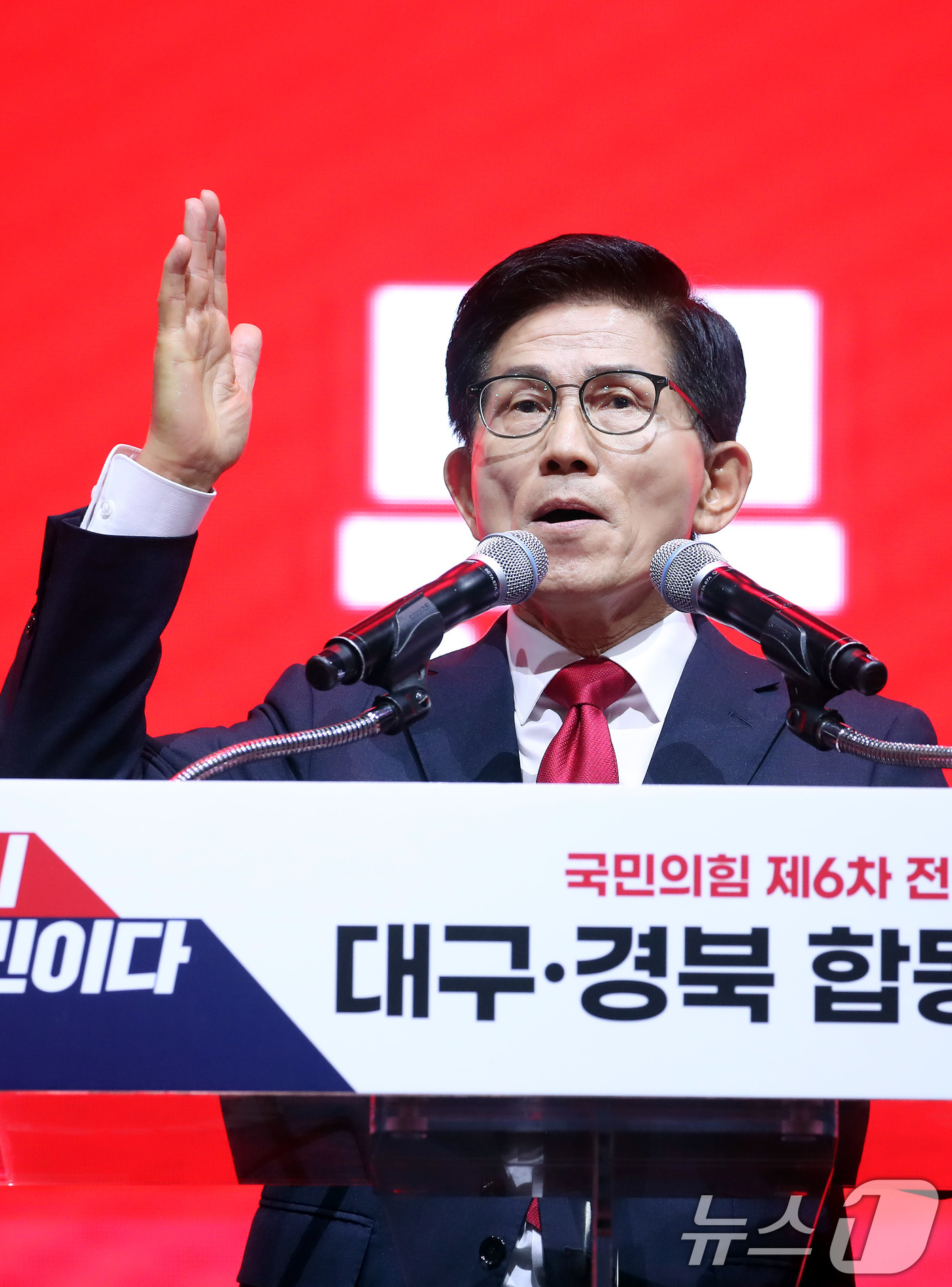 (대구=뉴스1) 공정식 기자 = 김문수 국민의힘 당 대표 후보가 8일 오후 대구 북구 엑스코에서 열린 국민의힘 제6차 전당대회 대구·경북 합동연설회에서 정견발표를 하고 있다. 20 …