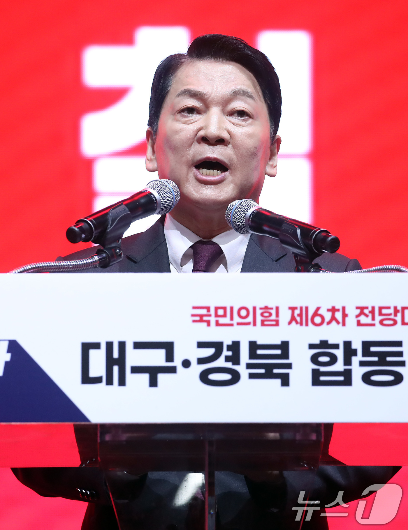 (대구=뉴스1) 공정식 기자 = 안철수 국민의힘 당 대표 후보가 8일 오후 대구 북구 엑스코에서 열린 국민의힘 제6차 전당대회 대구·경북 합동연설회에서 정견발표를 하고 있다. 20 …