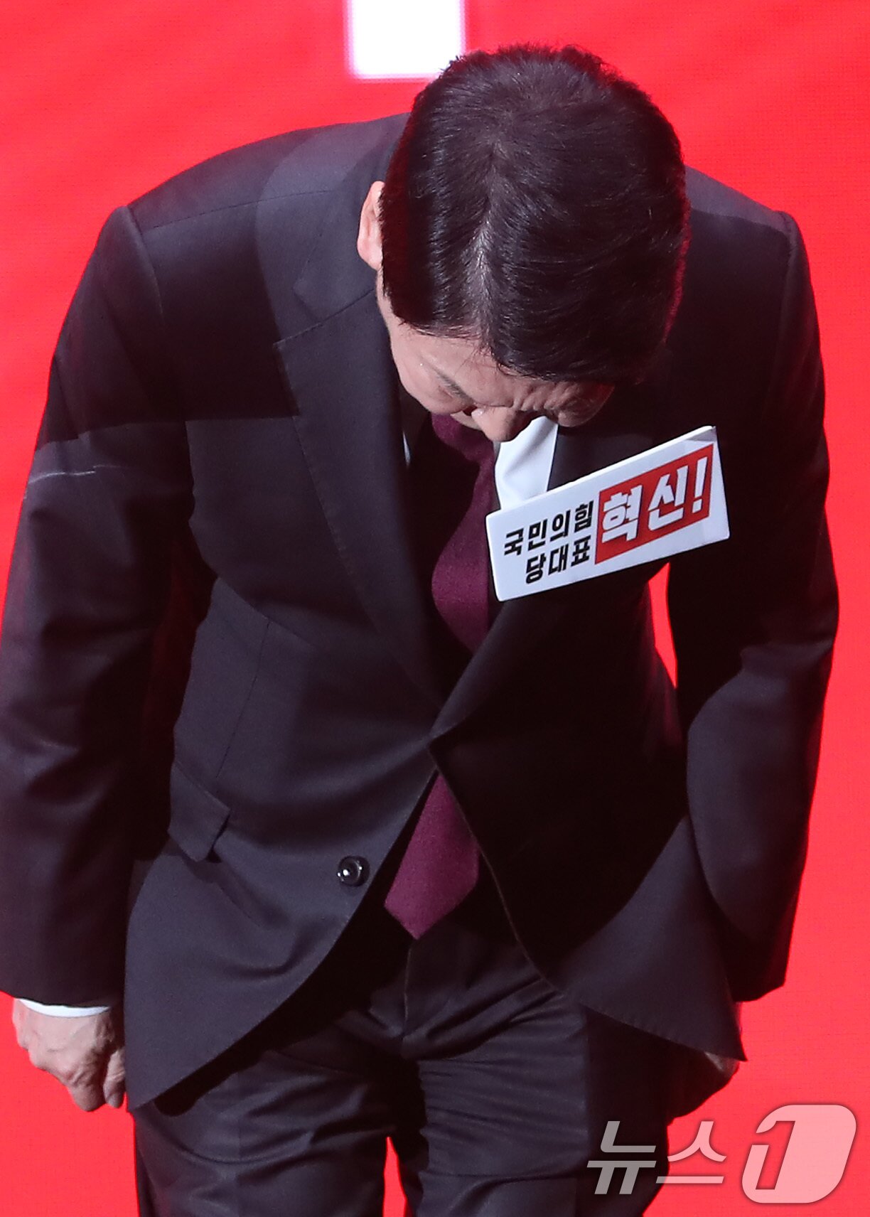 본문 이미지 - 안철수 국민의힘 당 대표 후보가 8일 오후 대구 북구 엑스코에서 열린 국민의힘 제6차 전당대회 대구·경북 합동연설회에서 정견발표 도중 대선 패배를 사과하고 있다. 2025.8.8/뉴스1 ⓒ News1 공정식 기자