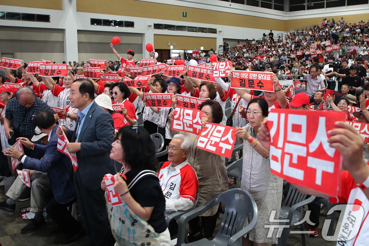 본문 이미지 - 8일 오후 대구 북구 엑스코에서 열린 국민의힘 제6차 전당대회 대구·경북 합동연설회에 참석한 일부 당원들이 특정 후보를 지지하거나 &#39;탄핵 찬성파&#40;찬탄&#41;&#39;와 &#39;탄핵 반대파&#40;반탄&#41;&#39;로 나뉘어 &#34;배신자&#34; 등 구호를 외치고 있다. 2025.8.8/뉴스1 ⓒ News1 공정식 기자