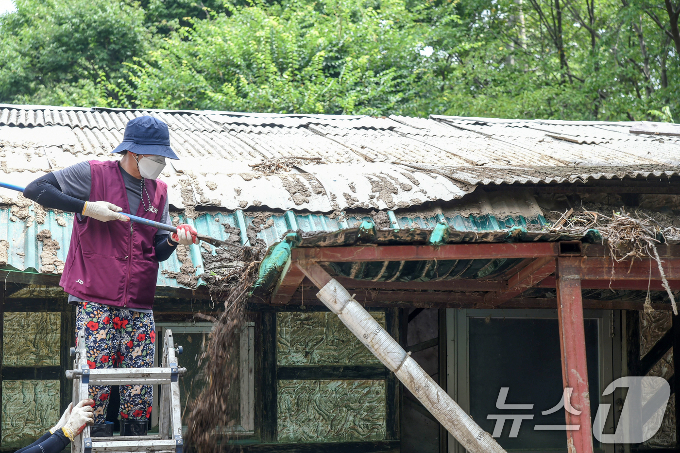 (서울=뉴스1) 민경석 기자 = 에스알(SR) 임직원들이 8일 집중호우 피해로 특별재난지역으로 지정된 경기도 가평군 청평면을 찾아 복구 활동을 하고 있다. (에스알 제공. 재판매 …