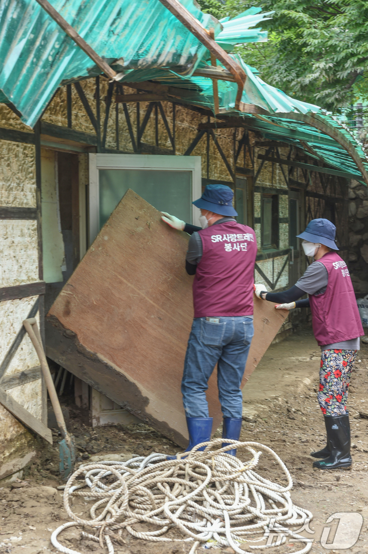 (서울=뉴스1) 민경석 기자 = 에스알(SR) 사랑트레인 봉사단원들이 8일 집중호우 피해로 특별재난지역으로 지정된 경기도 가평군 청평면을 찾아 복구 활동을 하고 있다. (에스알 제 …