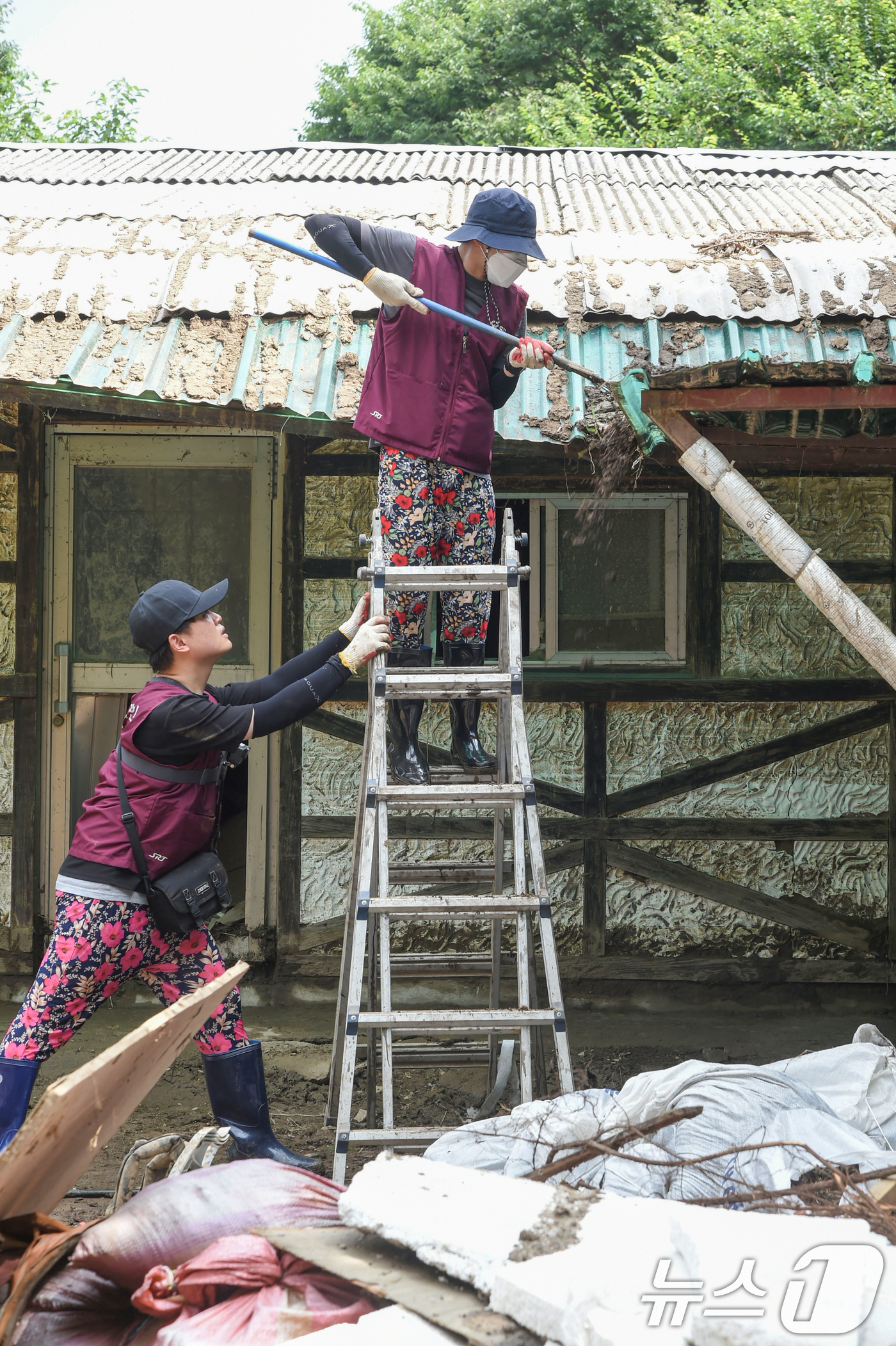 (서울=뉴스1) 민경석 기자 = 에스알(SR) 임직원들이 8일 집중호우 피해로 특별재난지역으로 지정된 경기도 가평군 청평면을 찾아 복구 활동을 하고 있다. (에스알 제공. 재판매 …