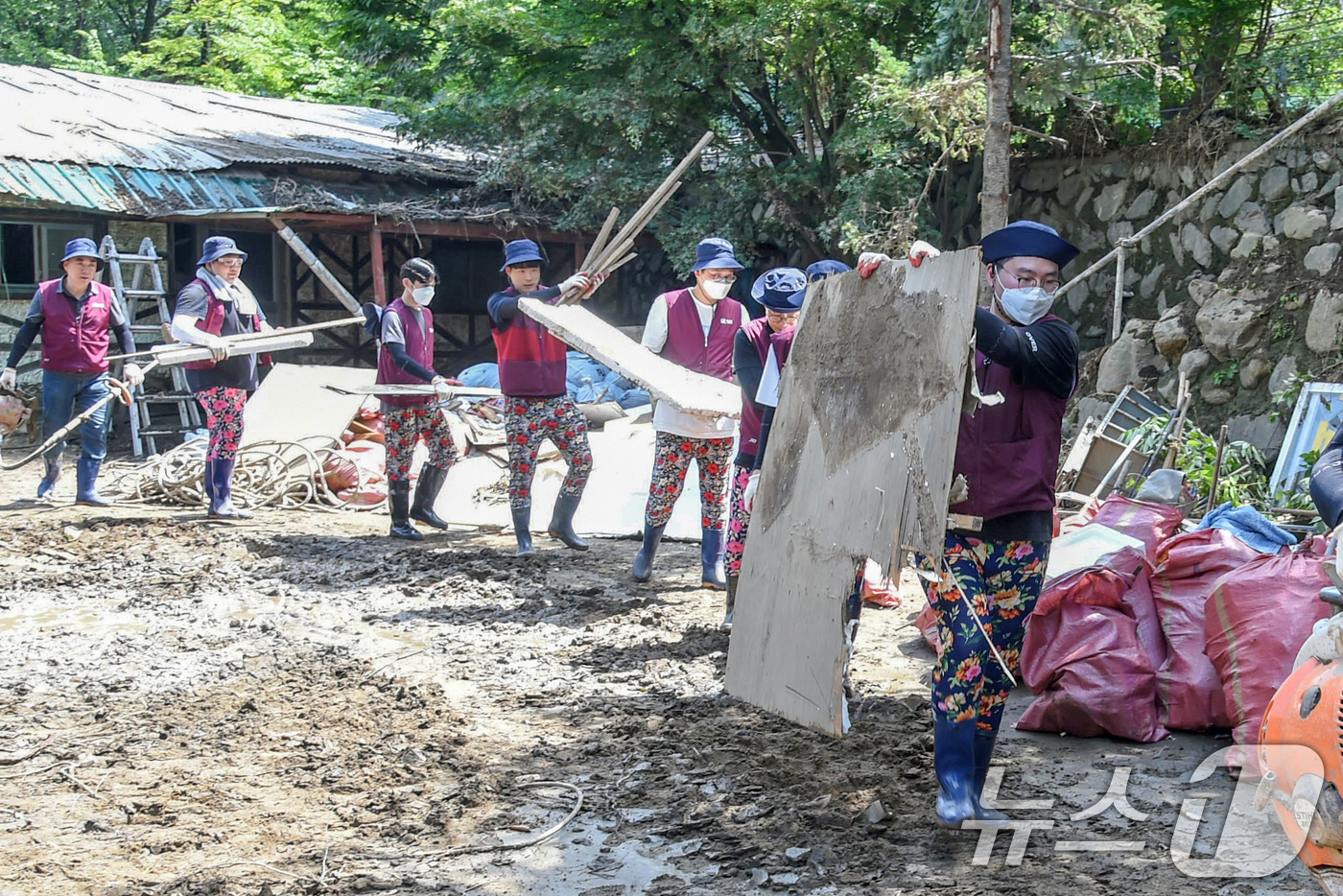 (서울=뉴스1) 민경석 기자 = 에스알(SR) 사랑트레인 봉사단원들이 8일 집중호우 피해로 특별재난지역으로 지정된 경기도 가평군 청평면을 찾아 복구 활동을 하고 있다. (에스알 제 …