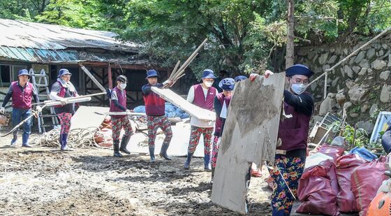 수해지역 피해복구에 구슬땀 흘리는 SR 사랑트레인 봉사단