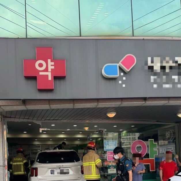 화성서 60대 몰던 SUV 약국 돌진…60대 부부 약사 심정지 등 중상(종합)