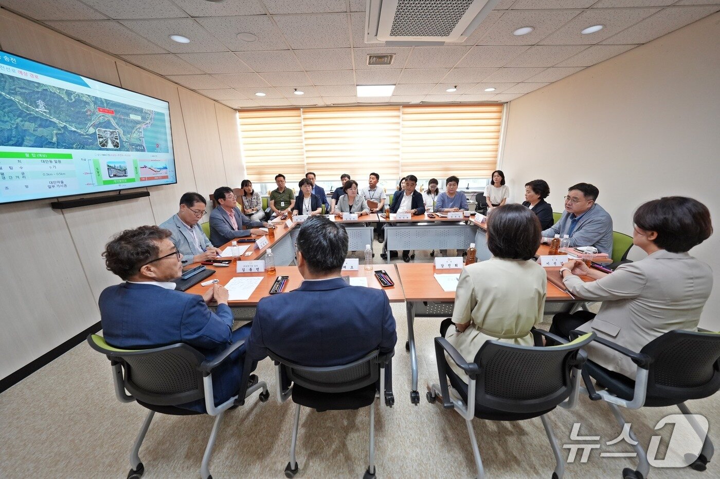 본문 이미지 - 울산 북구의회는 8일 의회 다목적실에서 ‘울산부유식해상풍력발전사업 추진 현황 관련 간담회’를 열었다.(울산 북구의회 제공. 재판매 및 DB금지)/뉴스1