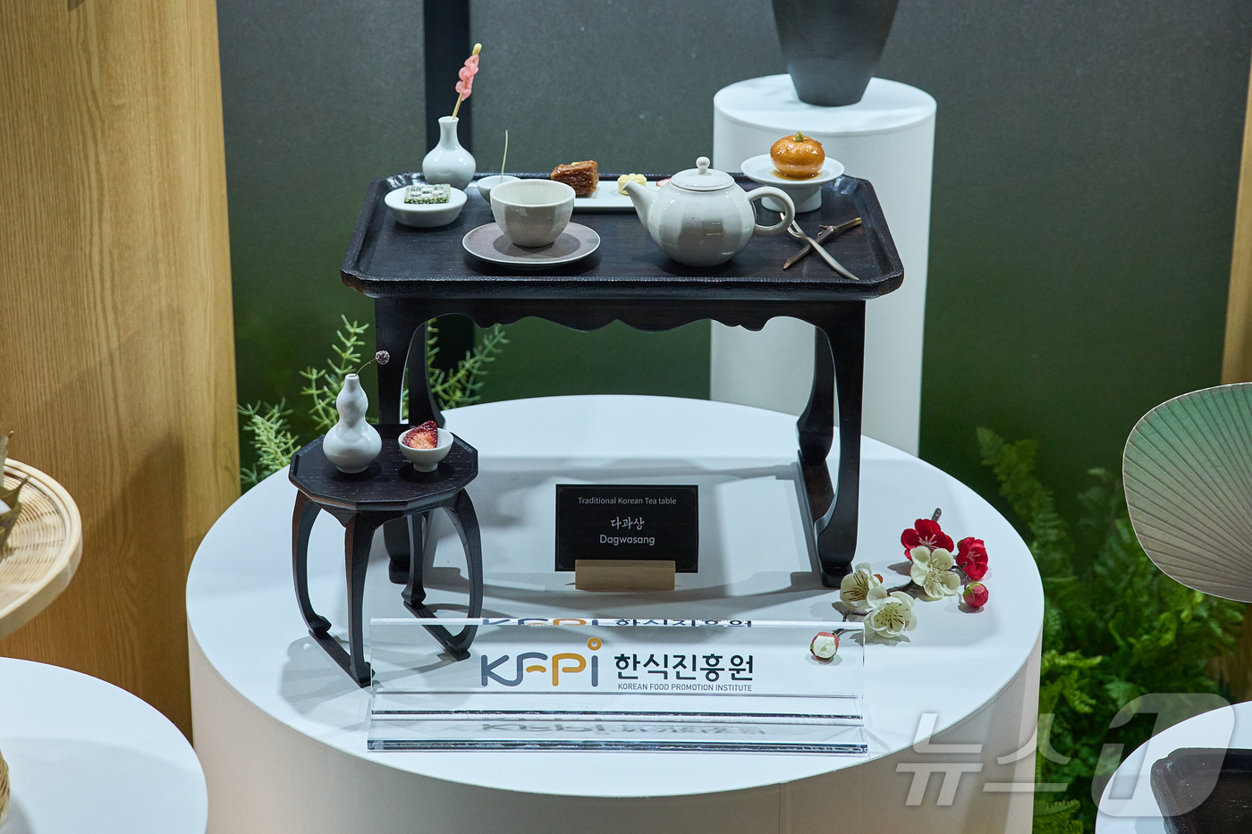 (서울=뉴스1) = 8일 인천 송도 컨벤시아에 마련된 한식 다과 홍보존에 한국의 전통 다과상을 비롯한 다양한 종류의 떡과 다과들이 준비돼 있다.홍보존에서는 다과상(개성주악·오미자배 …