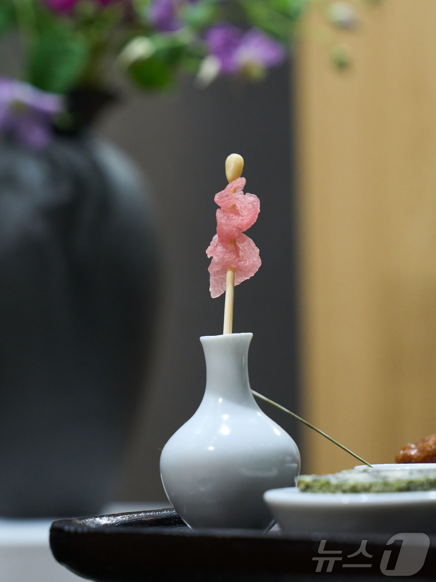 (서울=뉴스1) = 8일 인천 송도 컨벤시아에 마련된 한식 다과 홍보존에 한국의 전통 다과상을 비롯한 다양한 종류의 떡과 다과들이 준비돼 있다.홍보존에서는 다과상(개성주악·오미자배 …