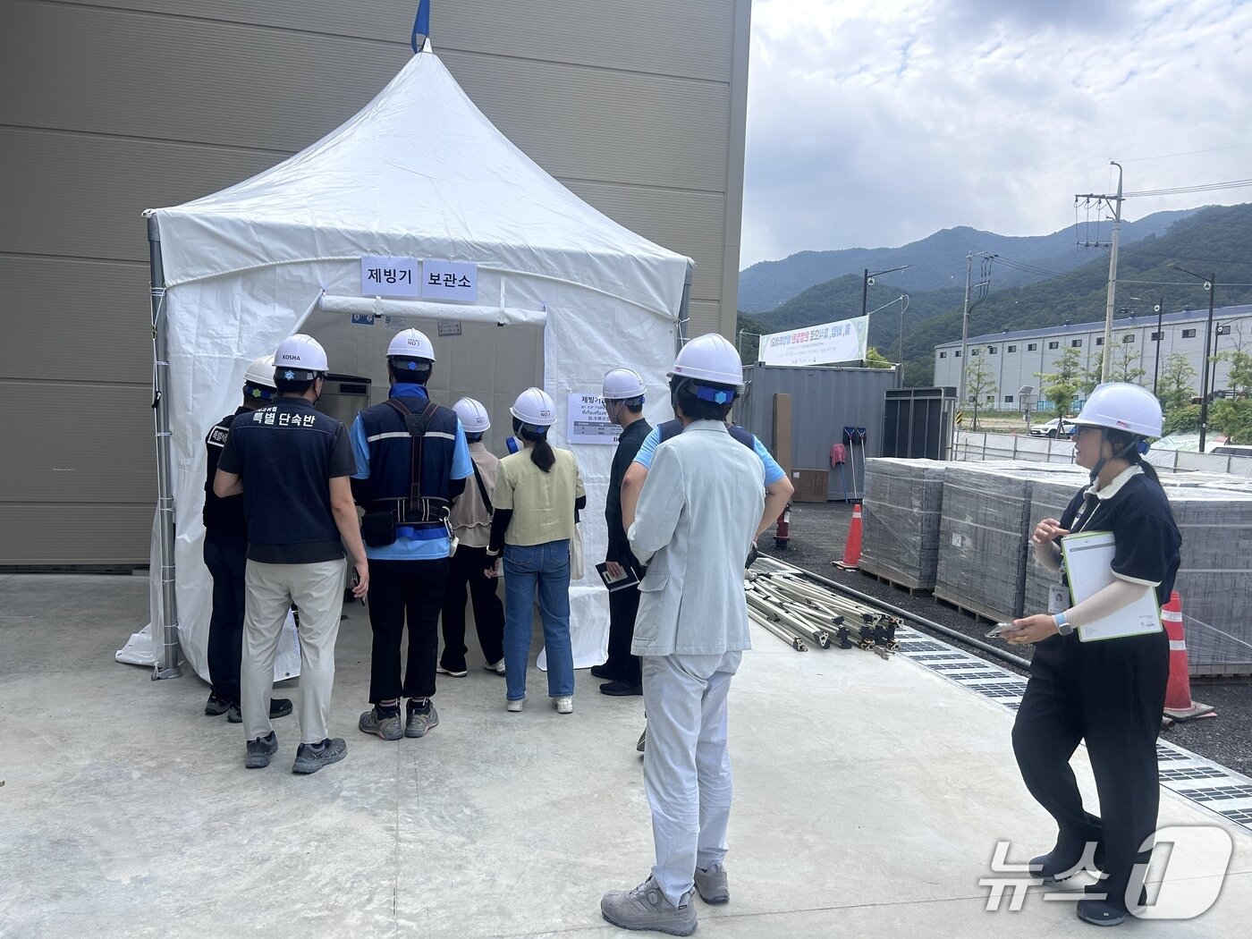 본문 이미지 - 고용노동부 울산지청이 8일 울주군 &#39;쿠팡 울산 서브-허브&#40;Sub-Hub&#41;&#39; 신축공사 현장을 찾아 온열질환 대응 점검했다.&#40;고용노동부 울산지청 제공. 재판매 및 DB금지&#41;/뉴스1