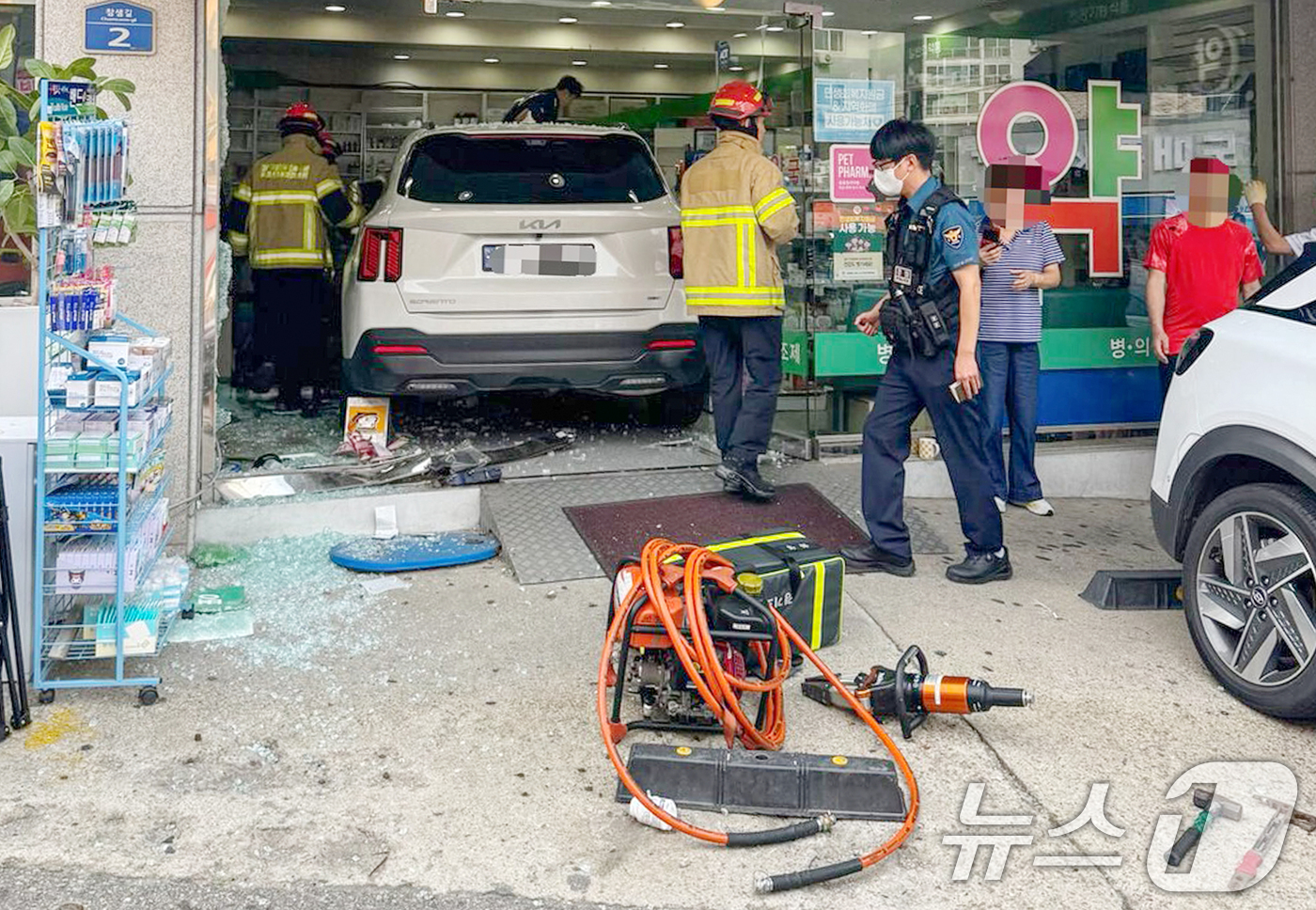 (서울=뉴스1) 민경석 기자 = 8일 오후 경기 화성시 봉담읍에서 60대 여성 A씨가 운전한 SUV 차량이 약국으로 돌진하는 사고가 발생해 경찰과 소방 관계자들이 현장을 수습하고 …