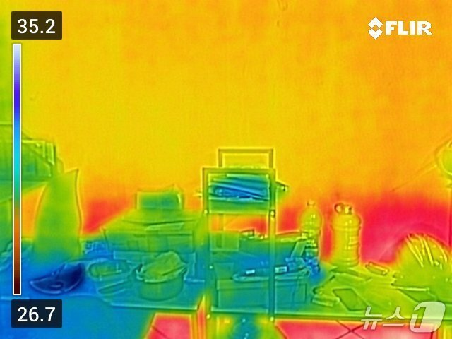 본문 이미지 - 중학생 손자 B, C 군의 방을 열화상 카메라로 촬영한 결과. 온도 최저값과 최고값이 사진 왼편에 표시돼 있다. 2025.08.07/ⓒ 뉴스1